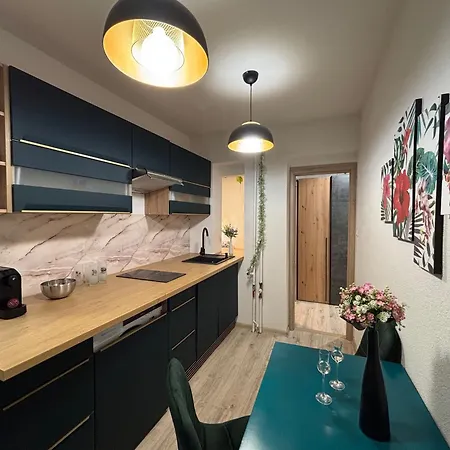 Emeraldia - Quiet Urban Hideaway With Modern Style Apartment