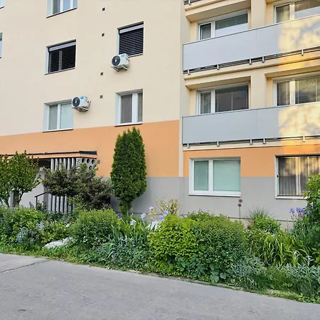 Emeraldia - Quiet Urban Hideaway With Modern Style