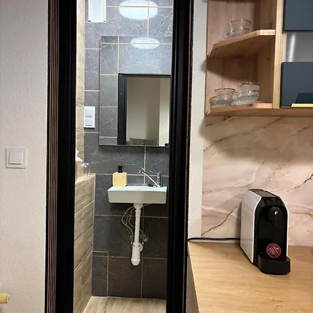 아파트 Emeraldia - Quiet Urban Hideaway With Modern Style 프리에비드자